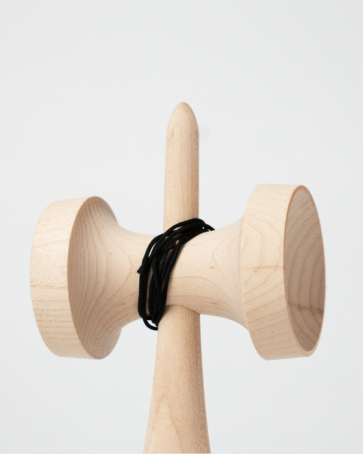 KIN PEAK Ken – Maple – close-up of the spike, cups and wound string