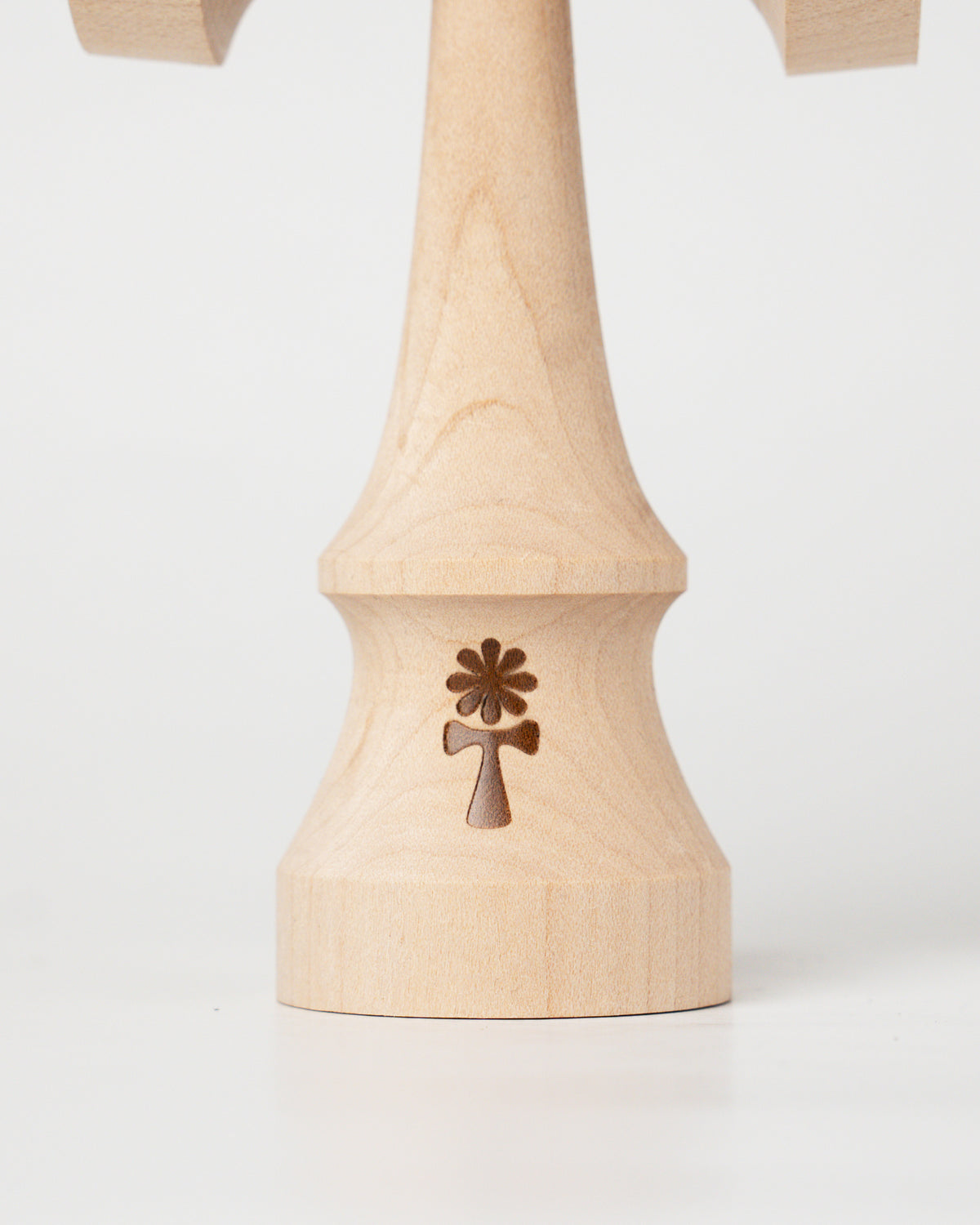 KIN PEAK Ken – Maple – close-up of the handle with engraved KIN flower logo