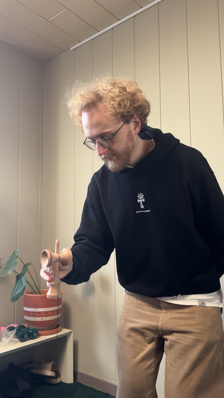 How to play kendama – step 4, trying the first trick